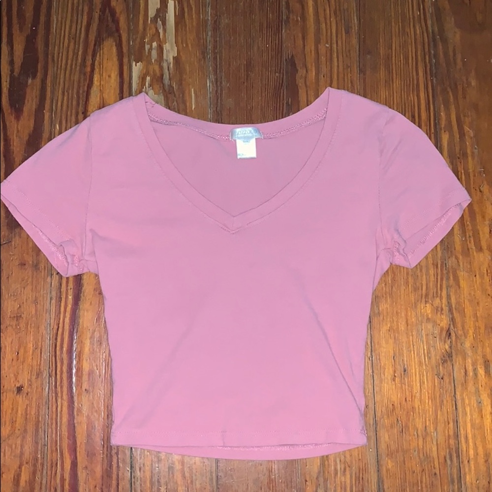 Fitted cropped pink v-neck shirt